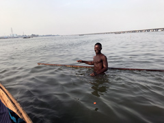 Un habitant de Makoko, un village construit sur pilotis en plein centre de Lagos.