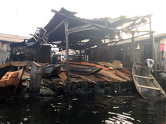 Makoko : atelier d'un menuisier spécialisé dans la fabrication de bateaux.