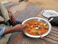 LE plat national typique de la cuisine sénégalaise : le thiébou dieune, du riz cuit avec du poisson et des légumes.