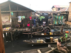 Makoko: Distribution of drinking water 