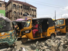 A woman taxi driver : this is somewhat rare !