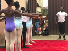 A Free ballet school in Nigeria: the children of the neighborhood are fascninated !