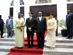 Fumihito, Prince Akishino, Crown Prince of Japan on a state visite in Uganda with his wife Kiko, with Yoweri Museveni President of Uganda, and his wife at the Ugandan White House.