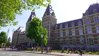 This is the north façade (facing towards the city center ) of the Rijksmuseum