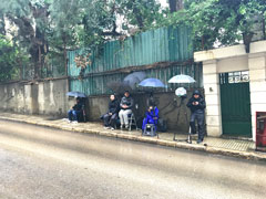 Journalists waiting for hours on end in front of the house where Carlos Ghosn is staying