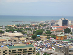 Vues en hauteur d’Accra : l’océan et en premier plan la gare routière