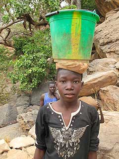 ces gens courageux descendent aux puits dans la plaine pour chercher de l'eau