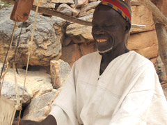 Dans la culture dogon, le tissage est une activité d’homme