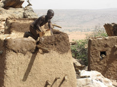 Les maisons dogons demandent parfois des travaux de réfection à la suite des dommages causés par les rares pluies.