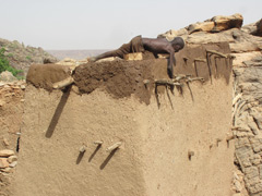 Les maisons dogons demandent parfois des travaux de réfection à la suite des dommages causés par les rares pluies.