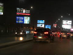 Entre l'aeroport et le Caire : un foret sans fin de panneaux publicitaires.