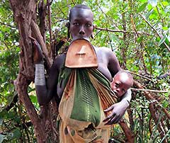 Les Surma de la vallée de l'Omo sont une minorité ethnique bien connue pour les plateaux labiaux ou "labrets" que portent les femmes. Ici on voit une femme Surma avec un labret en bois.