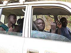 Nos interprètes et assistants Suri : nés dans ce même village, et fils de chefs, ils ont la chance d’être scolarisés dans un lycée à 160 kms d’ici.