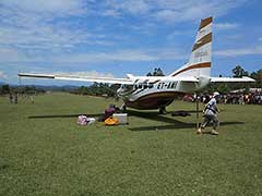 L'avion que nous utilisons pour nos tournages chez les Surma ( quand on ne fait pas tout le trajet par voie terrestre ) : Arrivée et décollage en pleine ville !