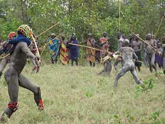 Le donga (également appelée lutte surma) est une lutte traditionnelle éthiopienne avec des bâtons très violente. La donga est ouverte après les moissons et marque la fin des récoltes. Elle est autorisée par un conseil réunissant les sages, les sorciers et " diseurs d'avenir ".