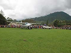 L'avion que nous utilisons pour nos tournages chez les Surma ( quand on ne fait pas tout le trajet par voie terrestre ) : Arrivée et décollage en pleine ville !