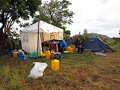 Notre campement : la tente de notre cuisinier.