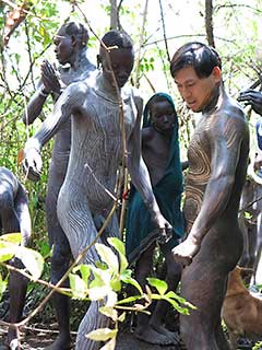 La peinture corporelle chez les Surmas de la vallée de l'Omo.