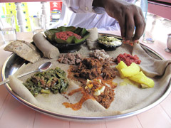 L’injera est une sorte de grande crêpe, caractéristique de la cuisine éthiopienne.