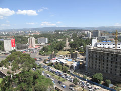 A droite de Meskel adebabay on voit le début de Bole Road ( prononcé " Bolé " )