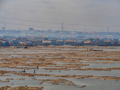 Makoko, un bidonville sur l’eau sur pilotis en plein centre de Lagos