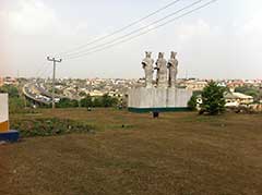 L'énigmatique statue "Pierre-feuille-ciseaux" à Ikeja.