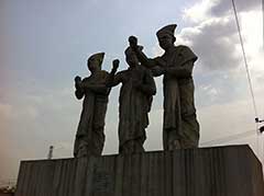 L'énigmatique statue "Pierre-feuille-ciseaux" à Ikeja.