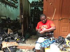 Atelier de réparation d'équipements de tournage pour l'industrie du film de Nollywood à Lagos.