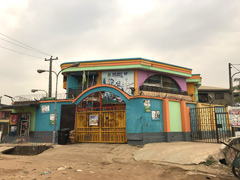 Une école primaire très haute en couleurs à Lagos.