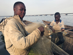 Même les très jeunes hommes de Makoko sont des pêcheurs !