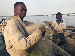 Même les très jeunes hommes de Makoko sont des pêcheurs !