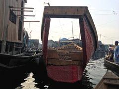 Makoko : un bateau en construction.