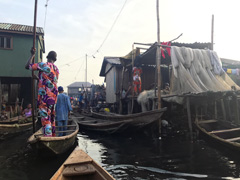 Makoko : filets des pêcheurs sur la droite dans l’attente de la prochaine pêche.
