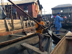 Makoko : dès leur plus jeune âge, les enfants s’exercent à manœuvrer les bateaux !