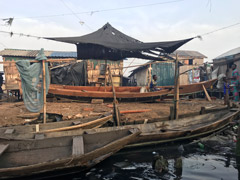 Makoko : atelier d'un menuisier spécialisé dans la fabrication de bateaux.