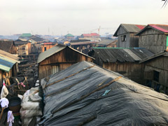 Makoko : matériaux divers pour la construction des toitures