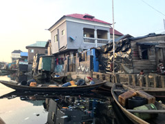 Makoko : au milieu des habitats parfois insalubres, surgissent des constructions relativement modernes