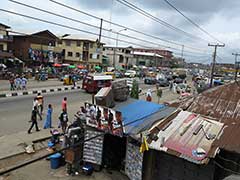 Lagos : la boutique au premier plan vend des films Nollywoodiens.