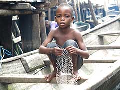 Un jeune pêcheur à Makoko