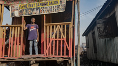 Un salon de coiffeur à Makoko.