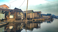 Makoko, un bidonville sur l’eau sur pilotis en plein centre de Lagos.