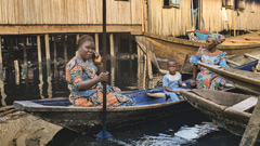 Makoko : Une femme au téléphone.