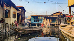 Makoko, un bidonville sur l’eau sur pilotis en plein centre de Lagos.