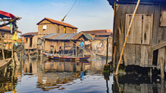 Makoko, un bidonville sur l’eau sur pilotis en plein centre de Lagos.