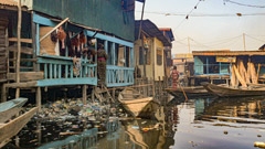 Makoko, un bidonville sur l’eau sur pilotis en plein centre de Lagos.