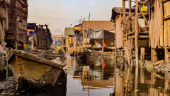 Makoko, un bidonville sur l’eau sur pilotis en plein centre de Lagos.