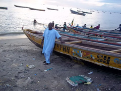 Bateaux de pêcheurs à Dakar : Ces pêcheurs sont principalement de l'ethnie sérère.