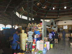 Un marché couvert à Dakar (intérieur)
