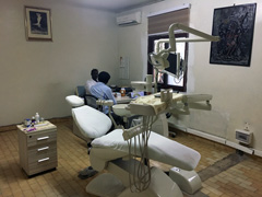 un cabinet de dentiste à Dakar