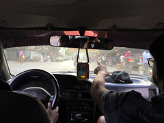 Dakar vue de l'intérieur d'un taxi.